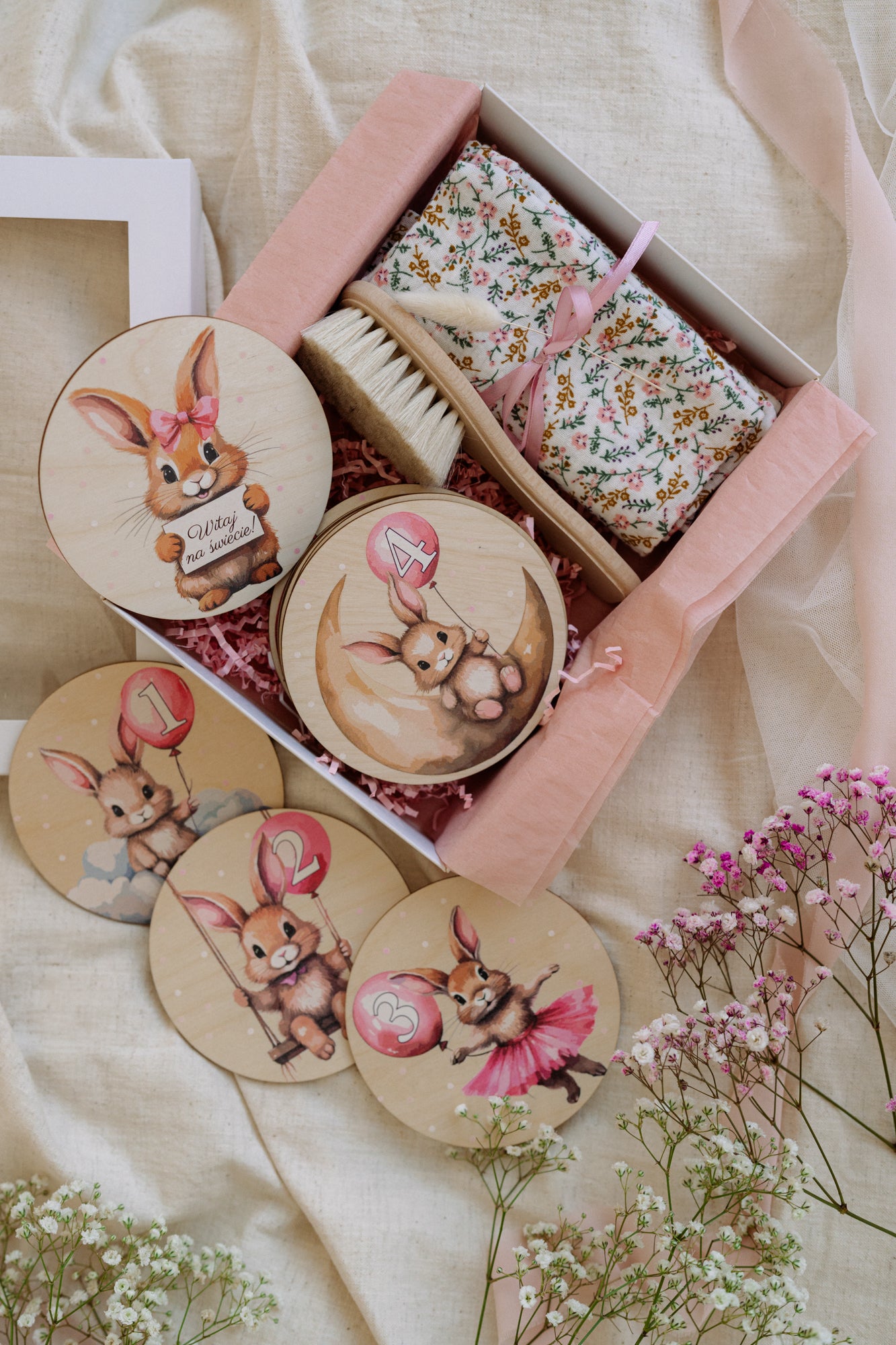 Mini Box z drewnianymi tabliczkami do zdjęć - Króliczki