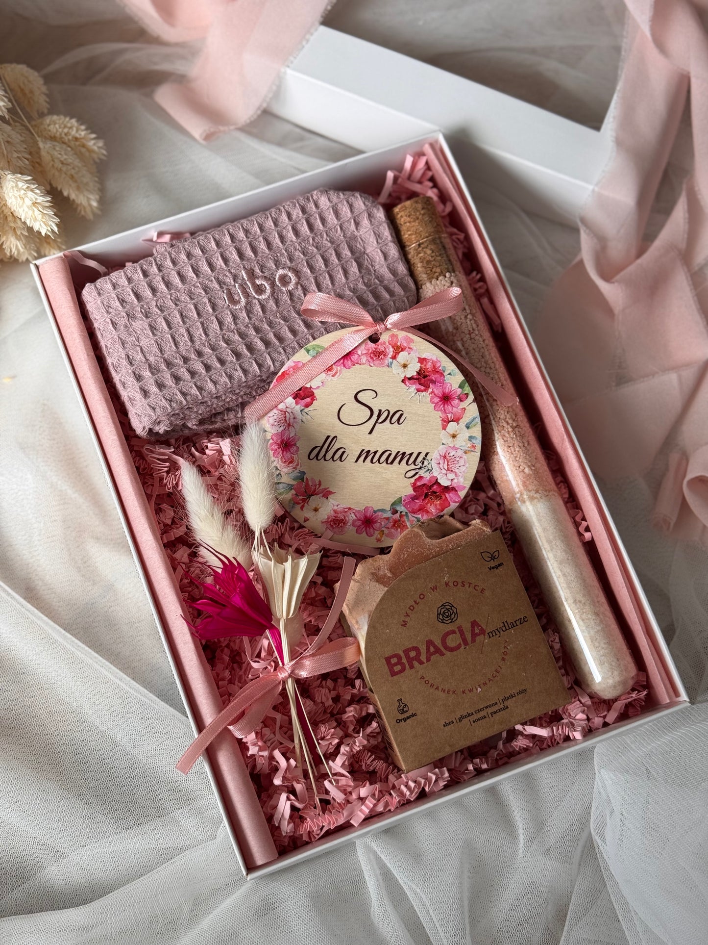 Mini Box Relaksacyjny dla Mamy
Prezent dla mamy
Zestaw do relaksu
Spa w pudełku
Naturalne kosmetyki
Mydło o zapachu róży
Olejek do kąpieli
Opaska do włosów
Suszone kwiaty
Personalizowana zawieszka
Prezent na Dzień Matki
Upominek dla mamy
Chwila relaksu
Ekologiczne produkty
Rękodzieło
Luksusowy zestaw dla mamy