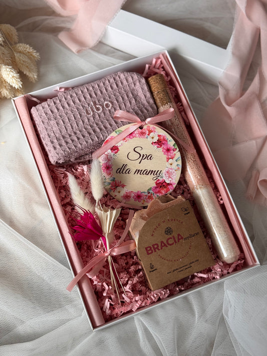 Mini Box Relaksacyjny dla Mamy
Prezent dla mamy
Zestaw do relaksu
Spa w pudełku
Naturalne kosmetyki
Mydło o zapachu róży
Olejek do kąpieli
Opaska do włosów
Suszone kwiaty
Personalizowana zawieszka
Prezent na Dzień Matki
Upominek dla mamy
Chwila relaksu
Ekologiczne produkty
Rękodzieło
Luksusowy zestaw dla mamy