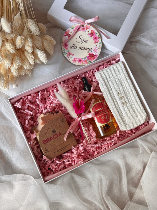 Mini Box Relaksacyjny dla Mamy
Prezent dla mamy
Zestaw do relaksu
Spa w pudełku
Naturalne kosmetyki
Mydło o zapachu róży
Olejek do kąpieli
Opaska do włosów
Suszone kwiaty
Personalizowana zawieszka
Prezent na Dzień Matki
Upominek dla mamy
Chwila relaksu
Ekologiczne produkty
Rękodzieło
Luksusowy zestaw dla mamy