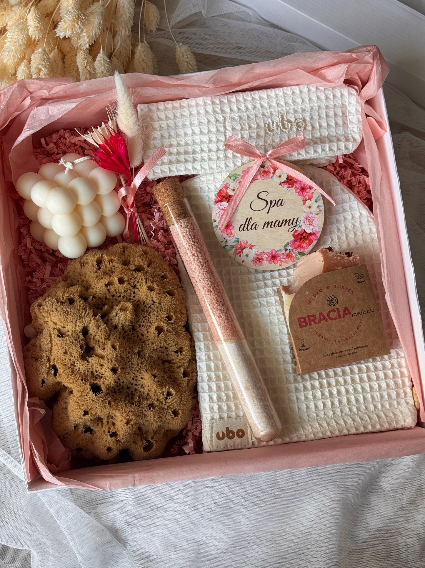 Mini Box Relaksacyjny dla Mamy
Prezent dla mamy
Zestaw do relaksu
Spa w pudełku
Naturalne kosmetyki
Mydło o zapachu róży
Olejek do kąpieli
Opaska do włosów
Suszone kwiaty
Personalizowana zawieszka
Prezent na Dzień Matki
Upominek dla mamy
Chwila relaksu
Ekologiczne produkty
Rękodzieło
Luksusowy zestaw dla mamy